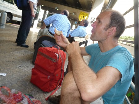 While waiting for the bus we ate the breakfast which Oliver had bought. Oliver always prepares well.